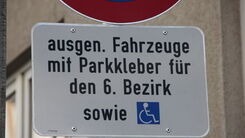 Verkehrsschild, auf dem eine spezielle Parkerlaubnis für Anrainer und Behinderte hingewiesen wird