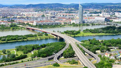 Eine Brücke über die Donau aus der Vogelperspektive