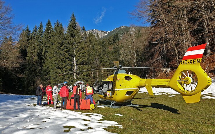 C/: Einsatz bei Forstunfall C/: Einsatz bei Forstunfall ÖAMTC-Flugrettung