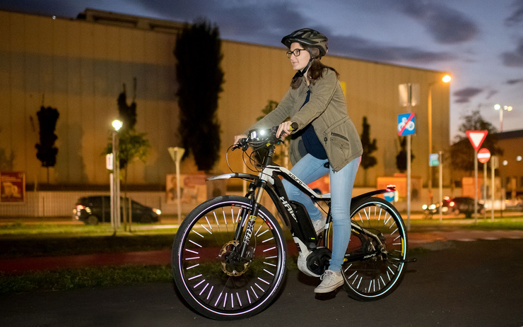 Auf richtige Beleuchtung und Bekleidung achten. E_Bike_Beleuchtung_Sichtbarkeit.jpg ÖAMTC