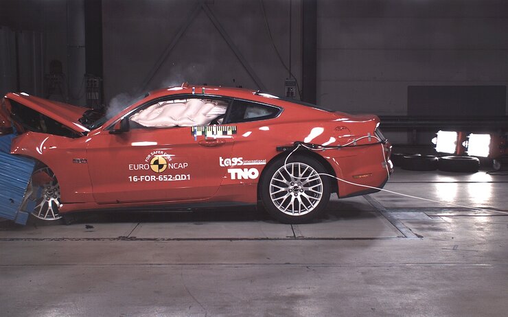 Ford Mustang im Crashtest Ford Mustang.jpg ÖAMTC