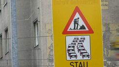 Großes Verkehrsschild mit Stauwarnung