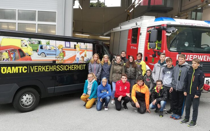 Eine Klasse der NMS St. Georgen am Walde mit ÖAMTC-Verkehrssicherheitsexpertin Regina Riedl NMS St Georgen am Walde.jpg NMS St. Georgen am Walde