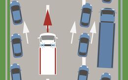Grafik zum Thema Rettungsgasse bilden. Rettungsauto fährt auf einer dreispurigen Autobahn durch die gebildete Rettungsgasse. Die Autos auf der mittleren und rechten Fahrspur fahren nach rechts, die auf der linken äußeren Fahrspur nach links.