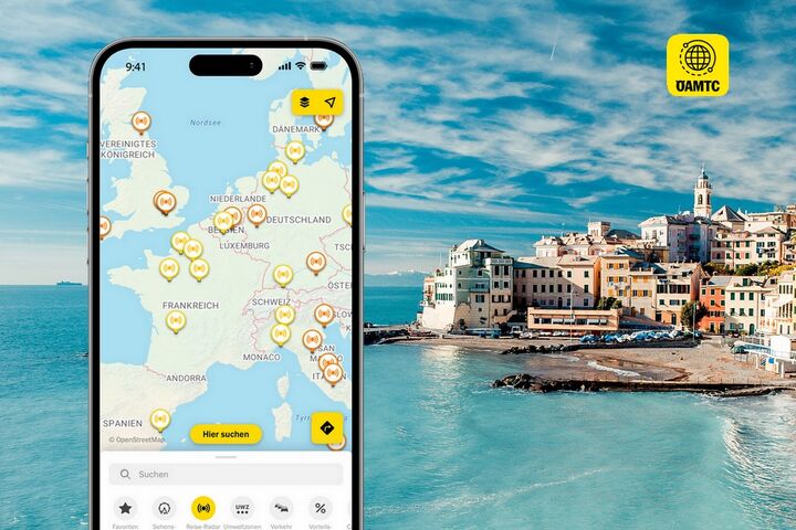 Eine Smartphone-Ansicht zeigt die Funktion "Reise-Radar" der ÖAMTC-App mit dem Hintergrundbild von Santorin
