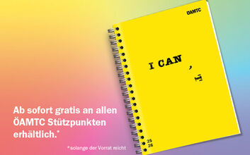 Der ÖAMTC Organizer 2025/26 Gelber ÖAMTC Schulkalender 2025/2026 mit Spiralbindung, vorderseitig bedruckt mit dem Slogan „I can(’t)“ auf buntem Hintergrund.