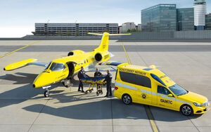 Ambulanzjet des ÖAMTC und Krankenwagen