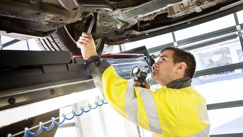 Prüfung eines Autos auf der Hebebühne durch einen ÖAMTC Kfz-Techniker.