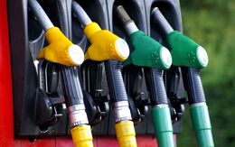 Zapfsäule einer Treibstoff-Tankstelle mit vier Zapfhähnen, zwei in gelb und zwei in grün.