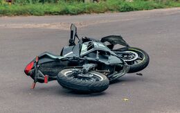 Ein Motorrad lieg nach Unfall quer auf der Straße