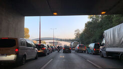 Autos bilden eine Rettungsgasse