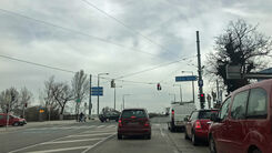 Autos vor einer roten Ampel in einem Baustellenbereich vor einer Brücke