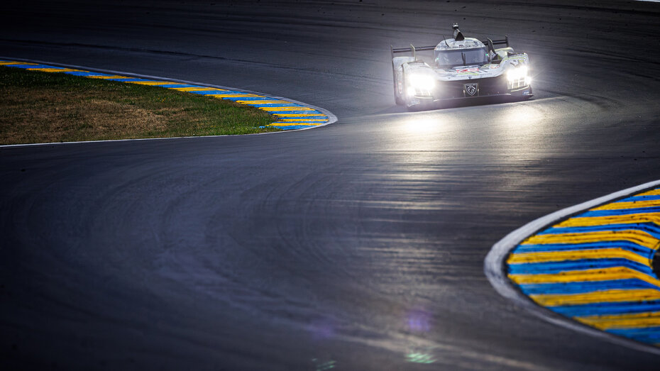 Das Peugeot 9X8 Hypercar fährt bei Nacht in Le Mans