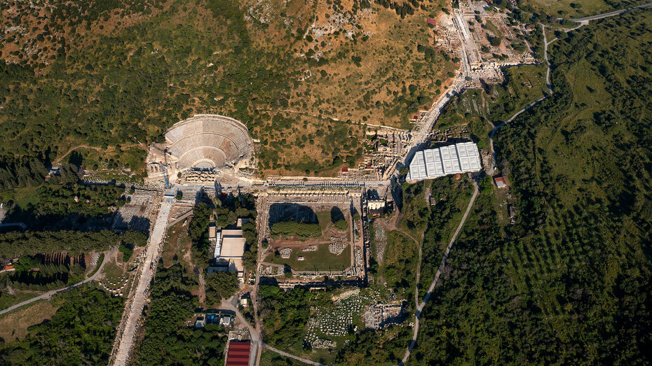 Luftaufnahme der Ausgrabungsstätte in Ephesos/Türkei mit dem Amphitheater.
