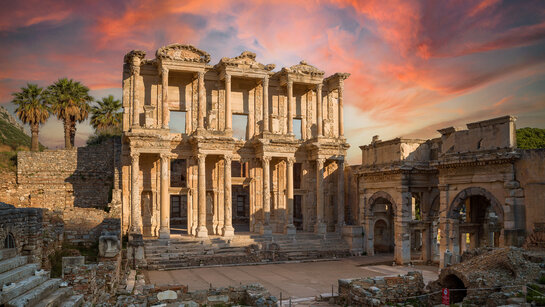 Die Cesusbibliothek Ruine in Ephesos.