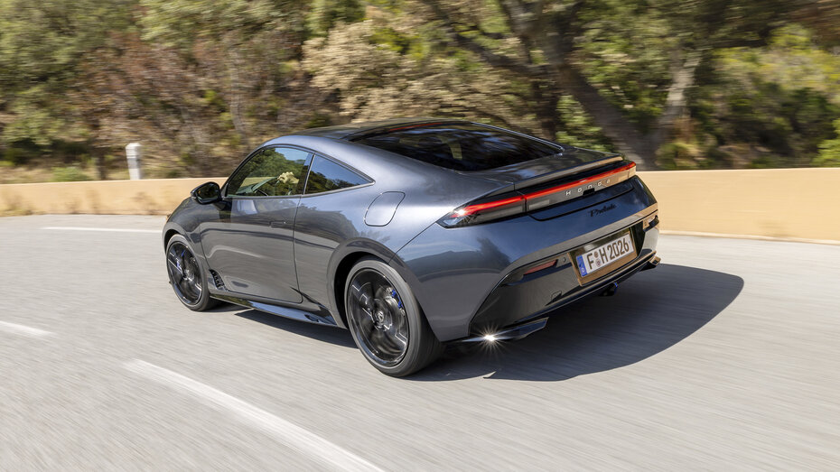 Ein grauer Honda Prelude 2025 fährt über eine Landstraße.