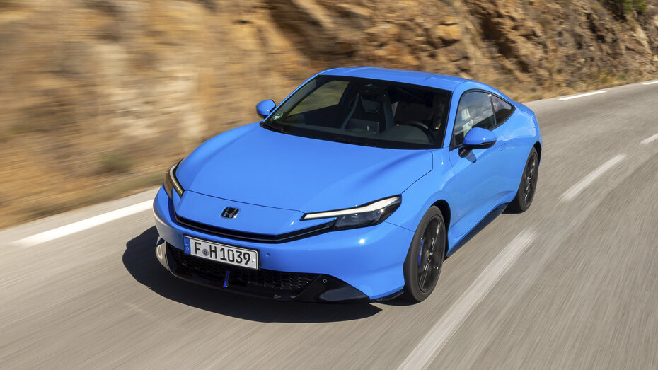 Ein blauer Honda Prelude 2025 fährt über eine Landstraße.