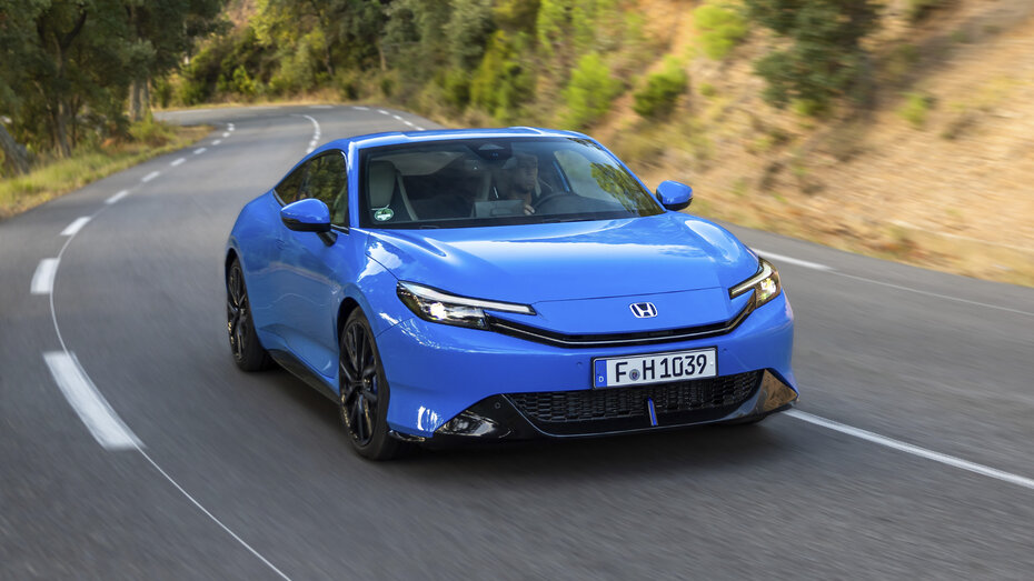 Ein blauer Honda Prelude 2025 fährt über eine Landstraße.
