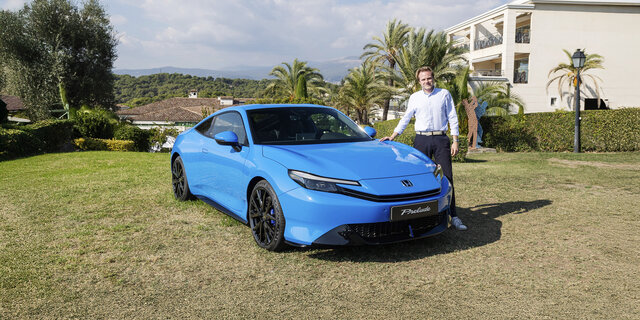 Eine Person steht neben einem blauen Honda Prelude.