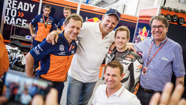 149382_Mike Leitner_ Heinz Kinigadner_ Pit Beirer_ Mika Kallio _ Stefan Pierer Box Spielberg 2016.jpg