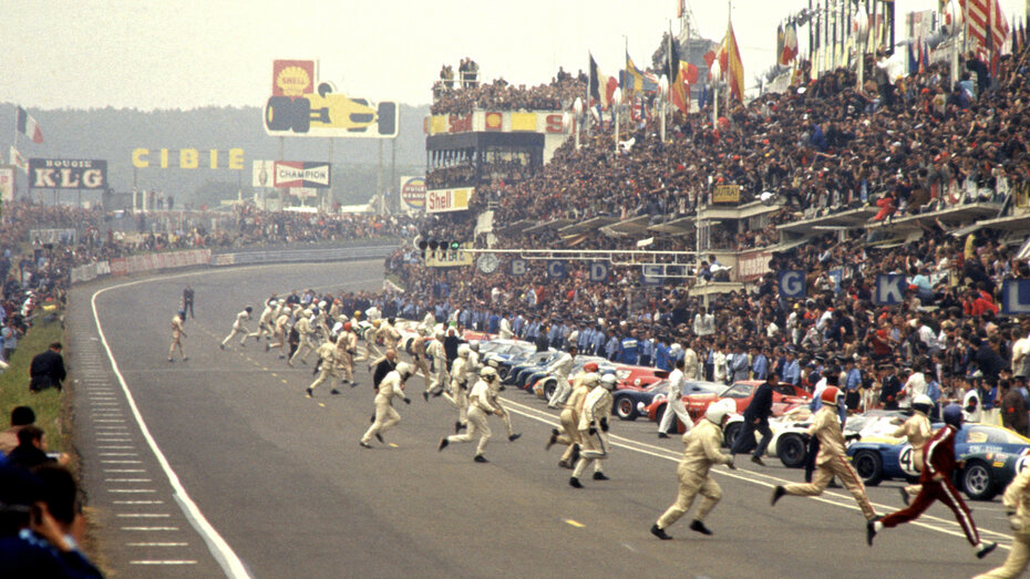 Fahrer rennen 1968 zu ihren Auto beim Start vom 24 Stunden Rennen in Le Mans. Jacky Ickx schlendert aus Protest zum Auto.