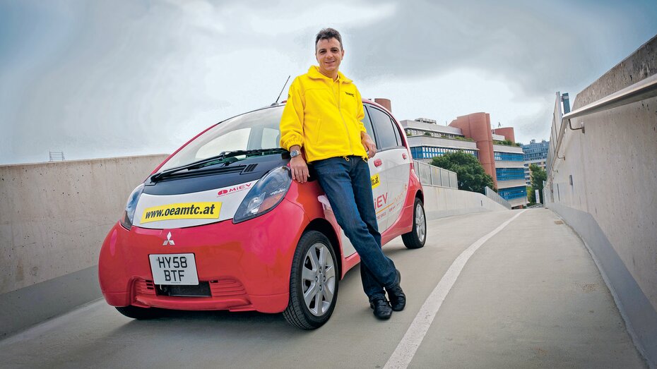ÖAMTC-Direktor Oliver Schmerold mit dem Elektroauto Mitsubishi i-MiEV.
