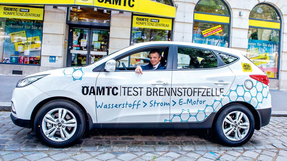 ÖAMTC-Direktor Oliver Schmerold mit einem Hyundai-Wasserstoff-Auto.