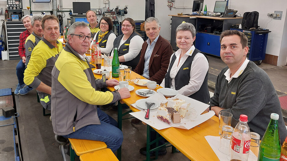 ÖAMTC-Direktor Oliver Schmerold bei der Mittagspause mit Mitarbeitern an einem ÖAMTC-Stützpunkt.