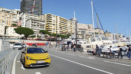 Toyota Prius im Hafen von Monaco.