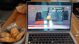 Formel-1-Rennen auf einem Laptop