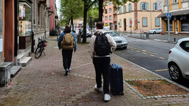 Reisende verlassen Hotel