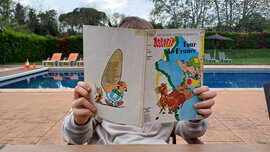 Eine Person liest Asterix