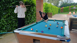 Männer spielen Billiards