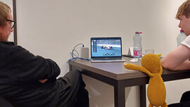 Männer beobachten Laptop