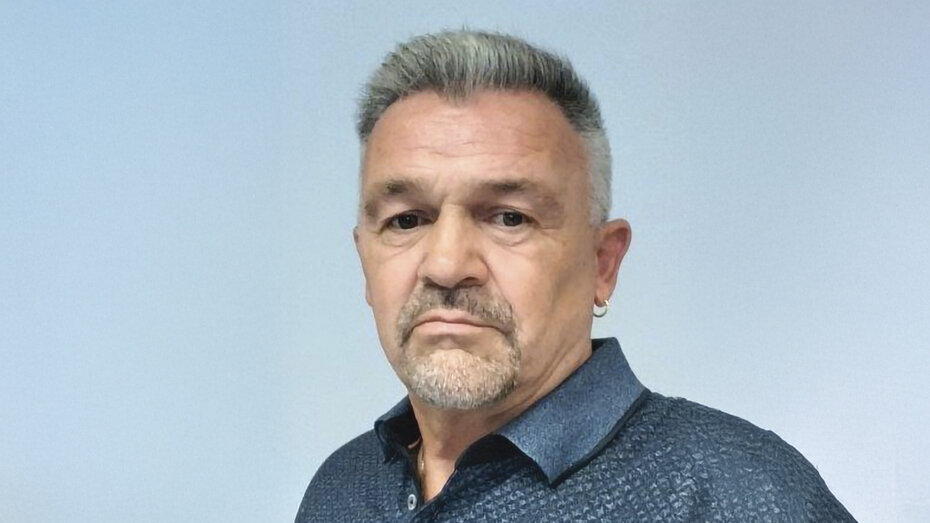 Porträt eines Manns in einem dunklen Hemd