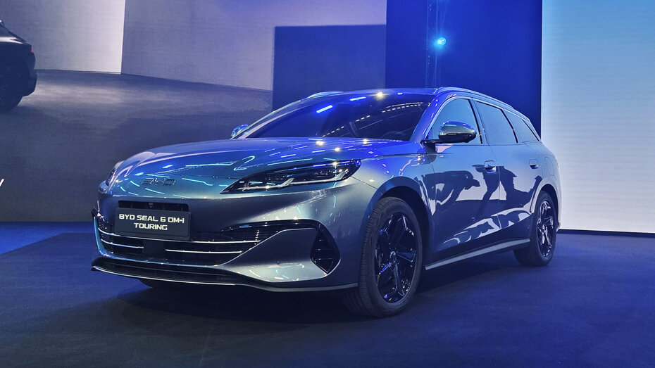 Blauer BYD SEal 6 auf der IAA in München