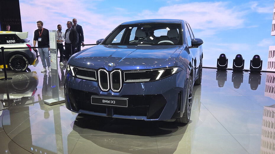 Blauer BMW iX3 auf der IAA in München