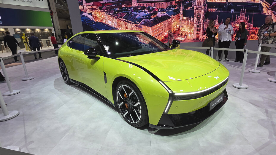 Gelber Xpeng P7 auf der IAA in München