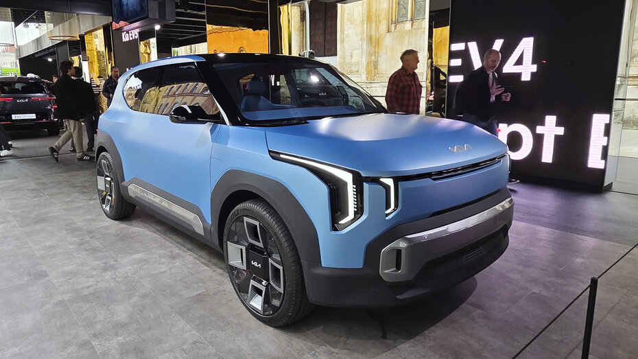 Blauer Kia EV2 auf der IAA in München