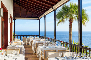 Überdachte Restaurant-Terrasse hoch über dem Meer.