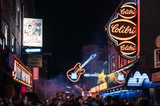 Die Reeperbahn, Hamburgs Vergnügungsviertel. Hier traten die Beatles erstmals auf.