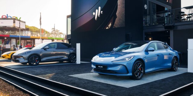 Ausstellungsstand der Marke MG mit drei Autos davor am Goodwood Festival of Speed.