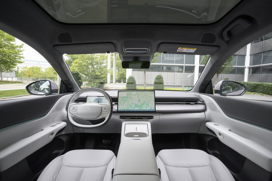 Ein Autocockpit mit weißem Interieur