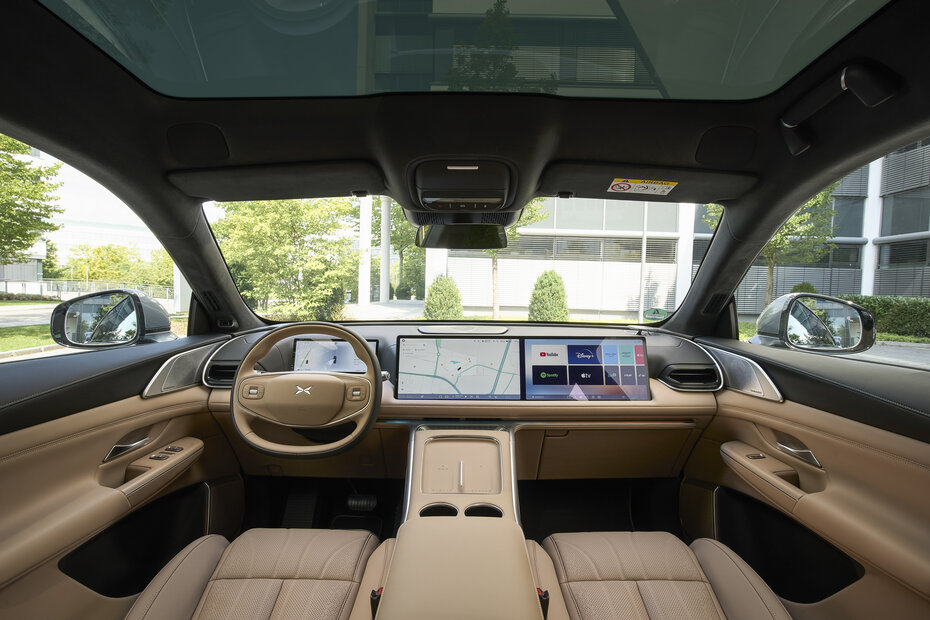 Das Cockpit eines Autos mit hellbrauner Lederausstattung