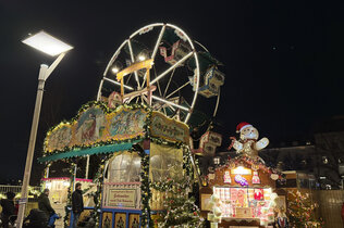 Nachtaufnahme: Riesenrad am Kinderadventmarkt.