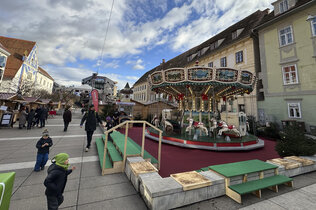 Weihnachtsmarkt mit Karussell.