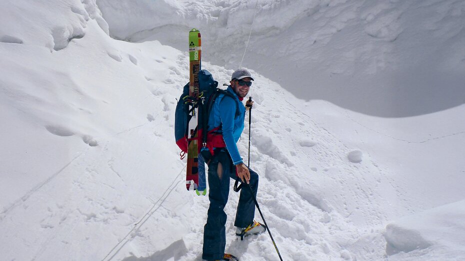 Flugretter Markus Amon bei seiner Freizeitbeschäftigung als Bergsteiger in schneebedeckten Bergen.