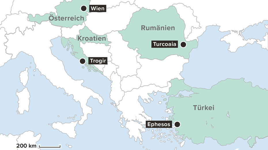 Eine Landkartenauszug von Europa. Markiert sind Punkte in Österreich, Kroatien/Trogir, Rumänien/Turcoaia und Türkei/Ephesos an denen Simon Hye gearbeitet hat.