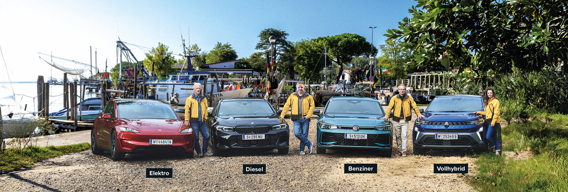 Vier Autos nebeneinander an der Meeresküste