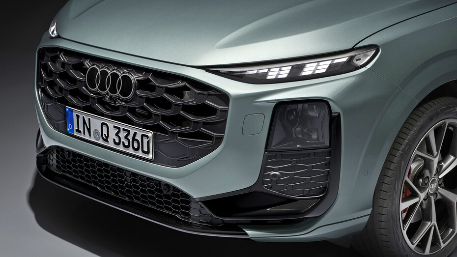Nahaufnahme der Front eines grünen SUV.